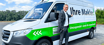 Olaf Hinrichsen vor Umzugsmobil