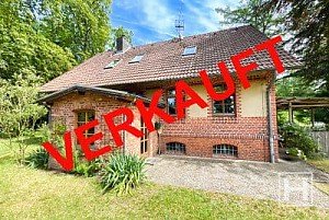 Foto Wir freuen uns, dass wir die ehemalige Revierf�rsterei im Segeberger Forst - ein historisches Kleinod mit 100-j�hrigem Charme - erfolgreich verkauft haben und gratulieren den neuen Eigent�mern, die die Geschichte des Hauses mitten im Wald weiter pflegen werden.<br>