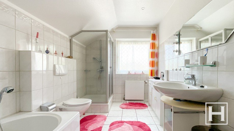 Badezimmer mit Wanne und Dusche Reihenmittelhaus Kaltenkirchen