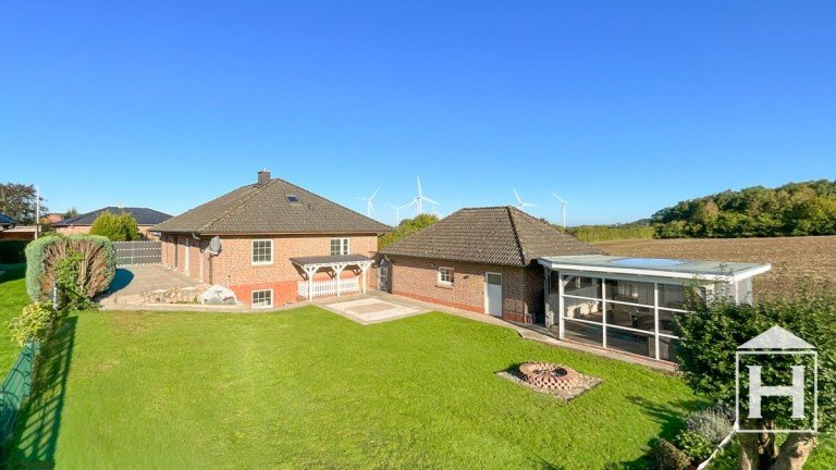 Gartenansicht Neueng�rs Stubben Einfamilienhaus Familiengl�ck am Feldrand