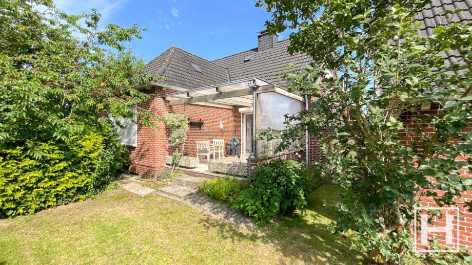 Blick auf die �berdachte Terrasse Einfamilienhaus Klein Gladebr�gge