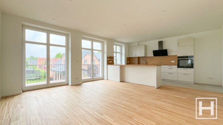 Wohnzimmer mit Zugang zum Balkon Sieversh�tten Etagenwohnung 3-Zimmer mit Herrenhaus-Charme