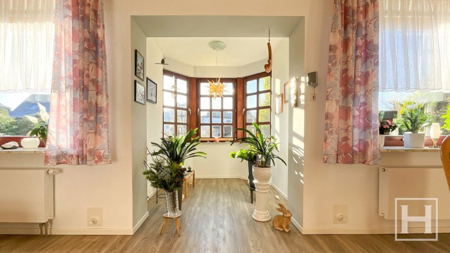 Der lichtdurchflutete Erker im Wohnzimmer Einfamilienhaus H�ttblek