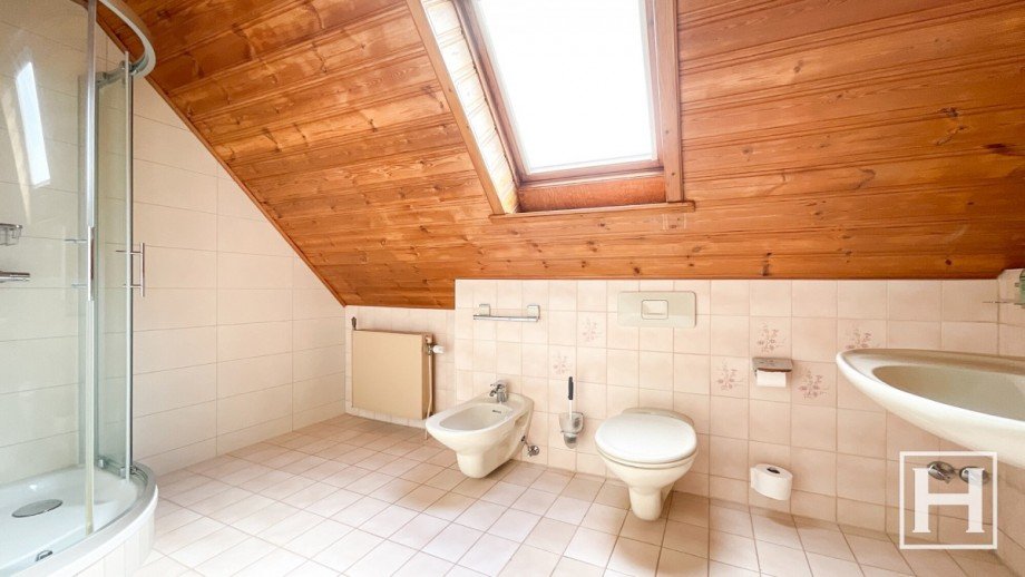 Badezimmer im Dachgeschoss Einfamilienhaus Nahe