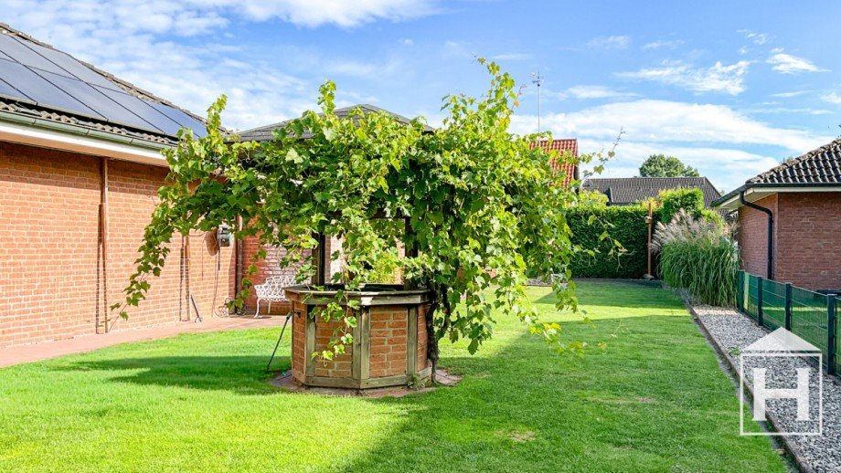 Garten mit Blick auf den Brunnen Einfamilienhaus Struvenh�tten