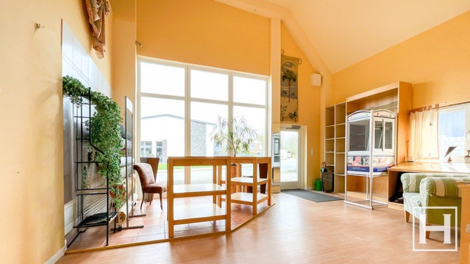 Ausstellungsraum mit gro�er Fensterfront Halle Nahe