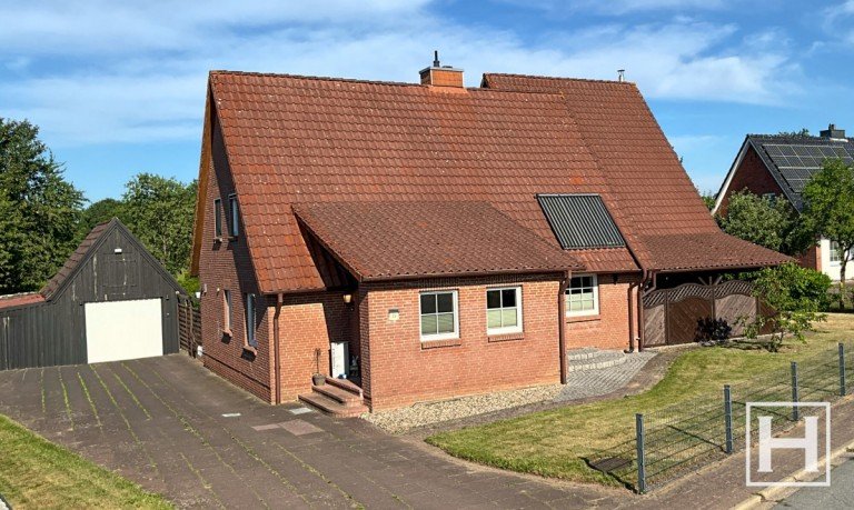 Vorderansicht Todesfelde Einfamilienhaus Familiengl�ck mit gro�em Grundst�ck