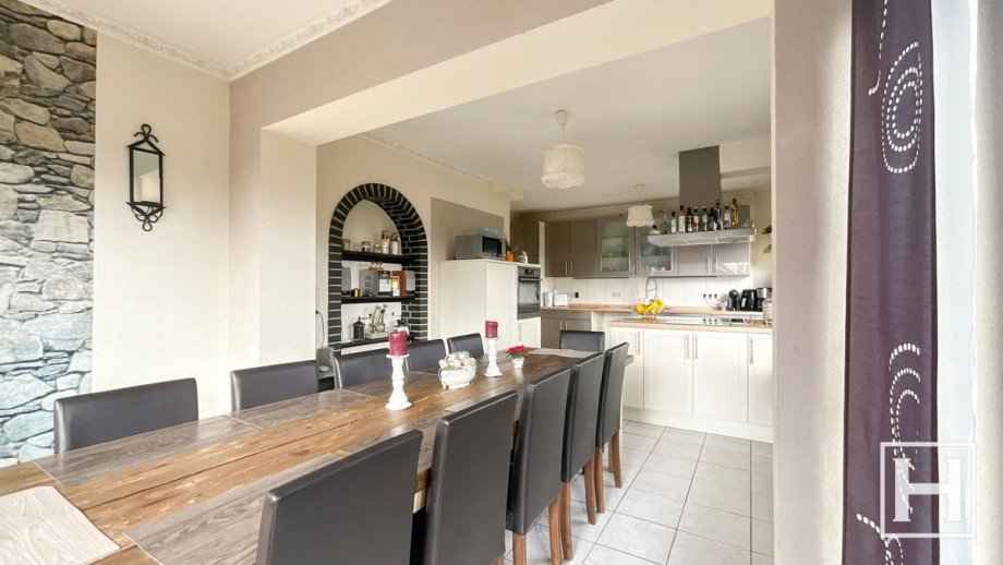 Gro�er Essbereich angrenzend an die K�che Einfamilienhaus Seth