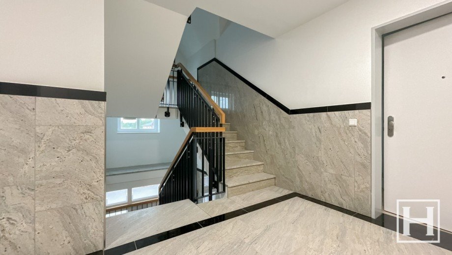 Hochwertiges Treppenhaus Dachgeschosswohnung Sieversh�tten