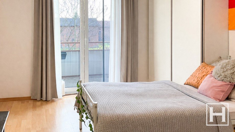 Schlafzimmer mit Zugang zum Balkon Etagenwohnung Nahe