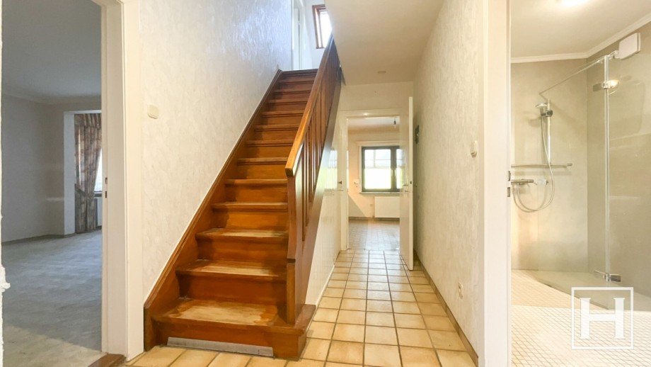 Flur mit Blick ins Wohnzimmer und Duschbad Einfamilienhaus Itzstedt