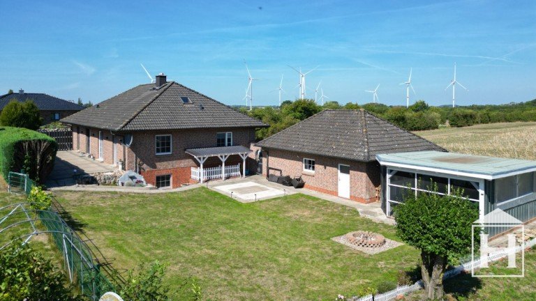Gartenansicht Neueng�rs Stubben Einfamilienhaus Familiengl�ck am Feldrand
