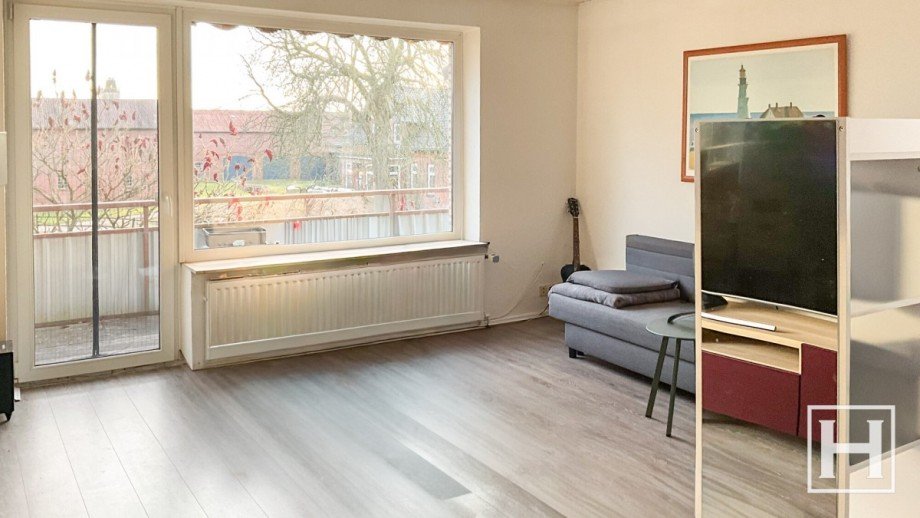Wohnzimmer mit Zugang zum Balkon Etagenwohnung Nahe