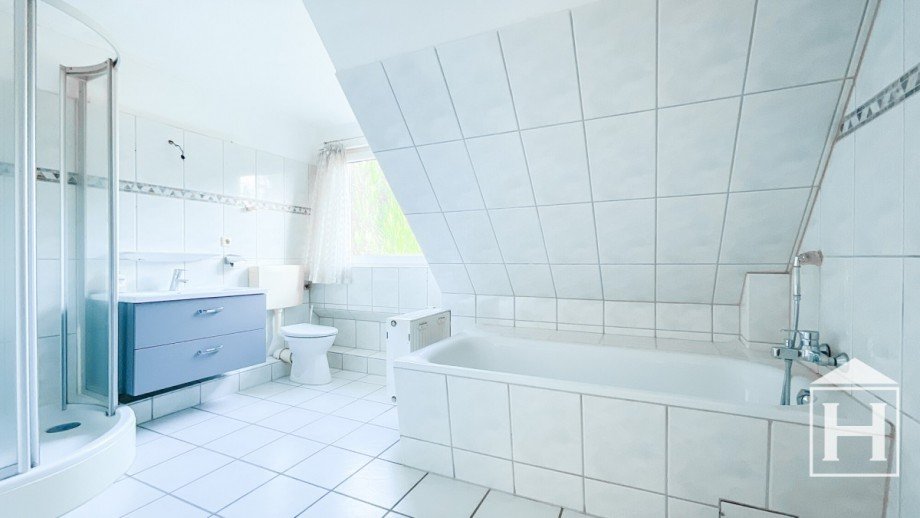 Gro�es Badezimmer mit Badewanne und Dusche Doppelhaush�lfte Kaltenkirchen