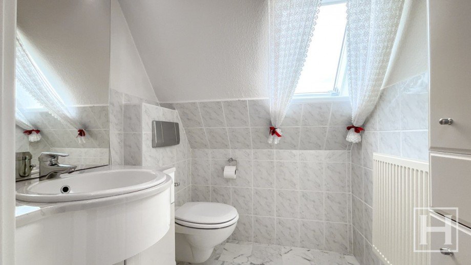 Helles Bad mit WC und Waschbecken im Dachgeschoss Einfamilienhaus Henstedt-Ulzburg