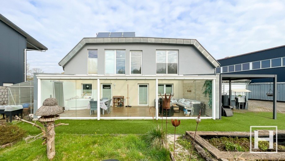 R�ckseitige Ansicht Halle Nahe