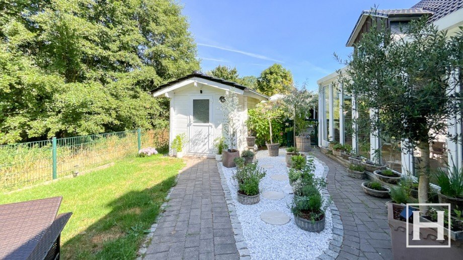 Traumhafter Garten mit Gartenhaus Zweifamilienhaus Bad Bramstedt