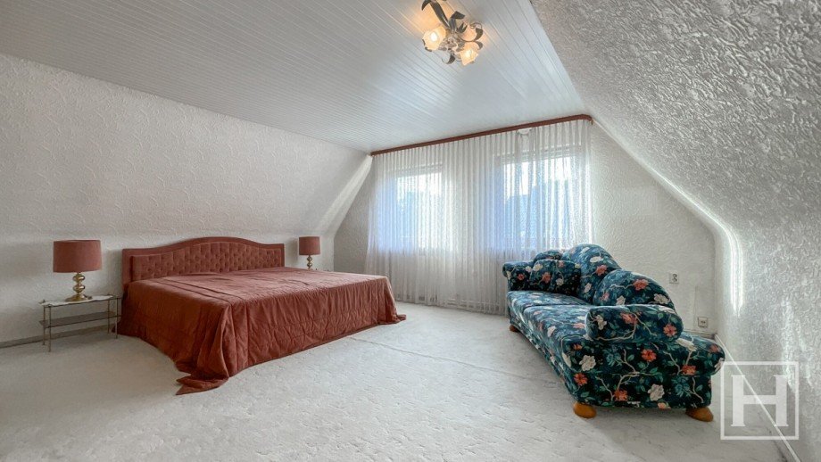 Gro�z�giges Schlafzimmer im Dachgeschoss Einfamilienhaus Henstedt-Ulzburg