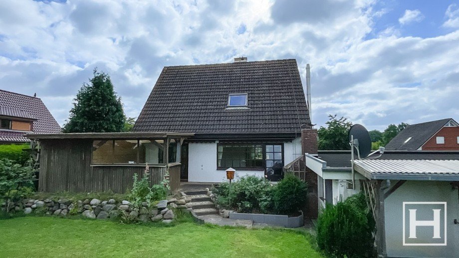 R�ckw�rtige Hausansicht Einfamilienhaus Nahe