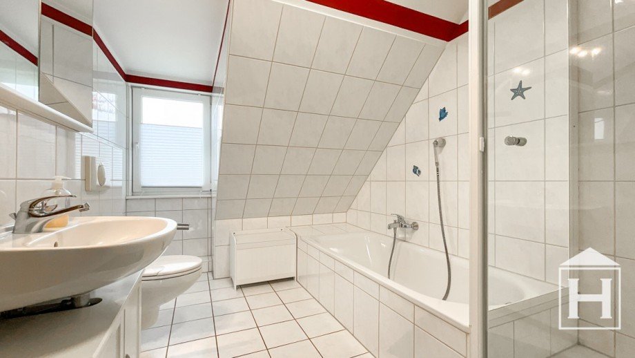 Badezimmer mit Badewanne und Dusche Doppelhaush�lfte Bad Segeberg